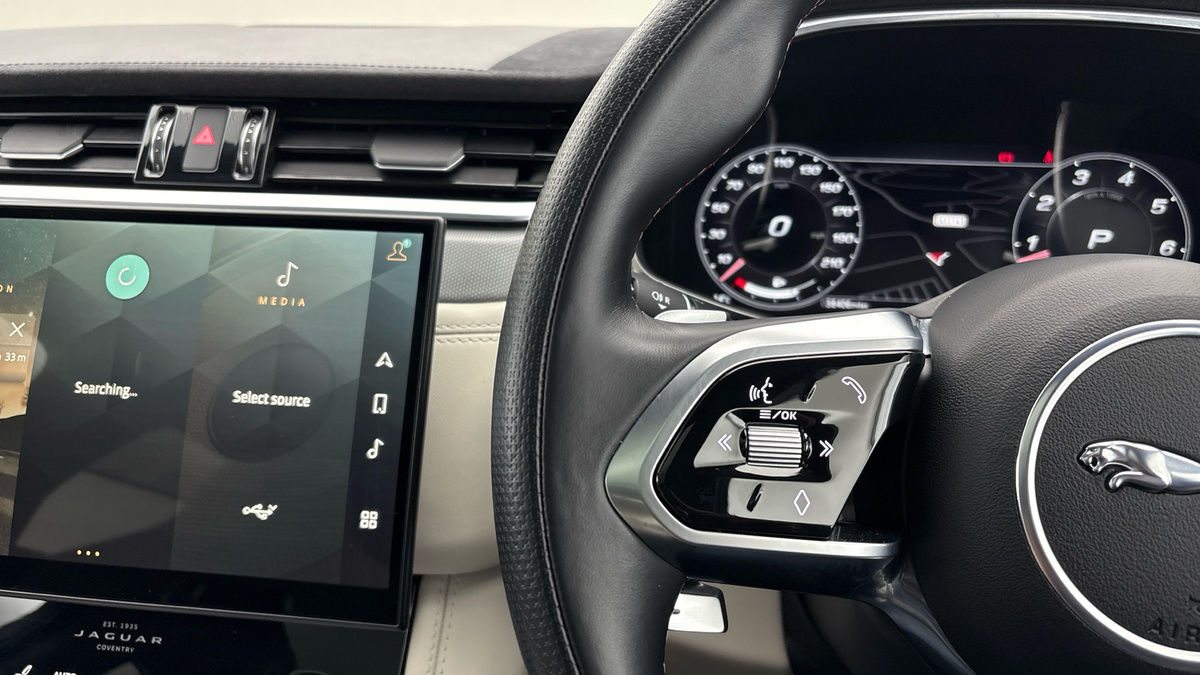 Jaguar F-PACE Image 13