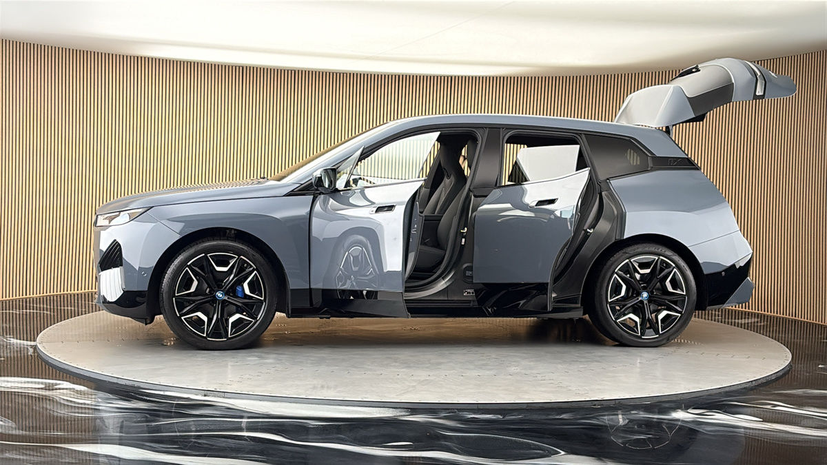 More views of BMW iX