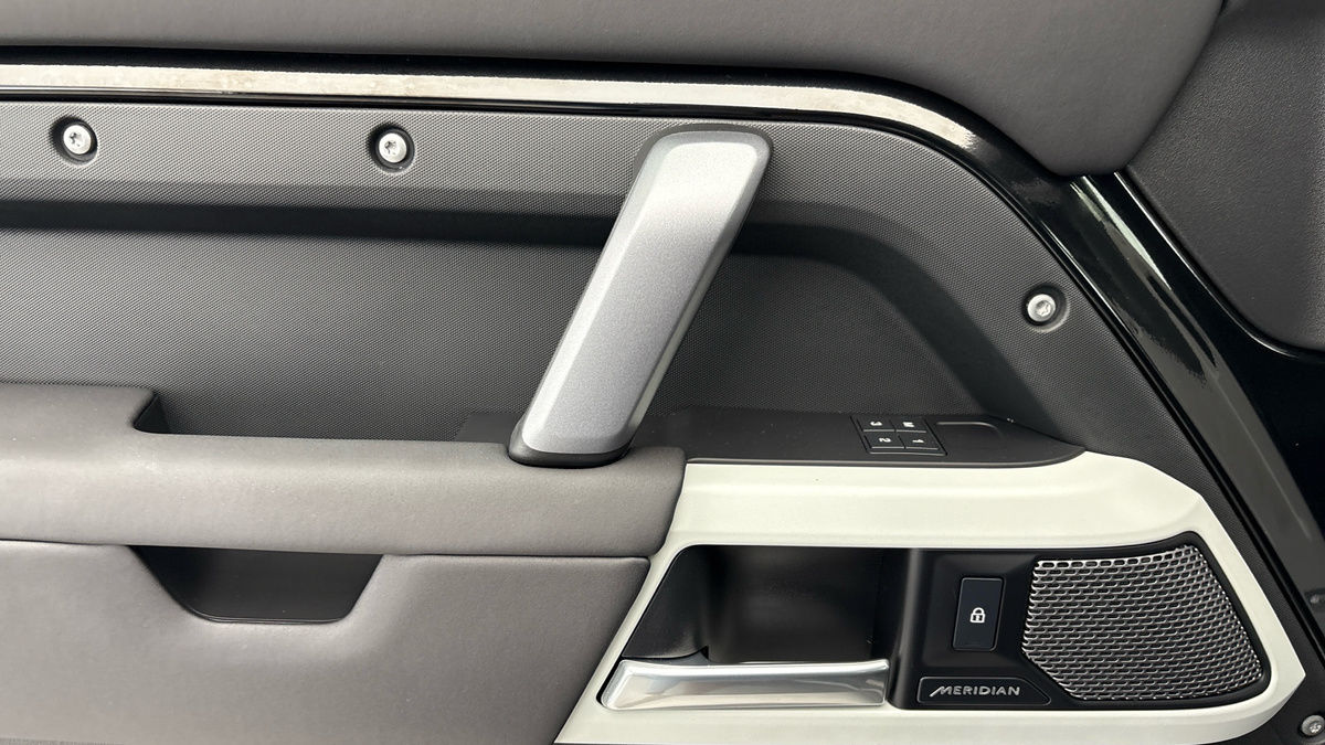 Land Rover Defender 110 Image 19