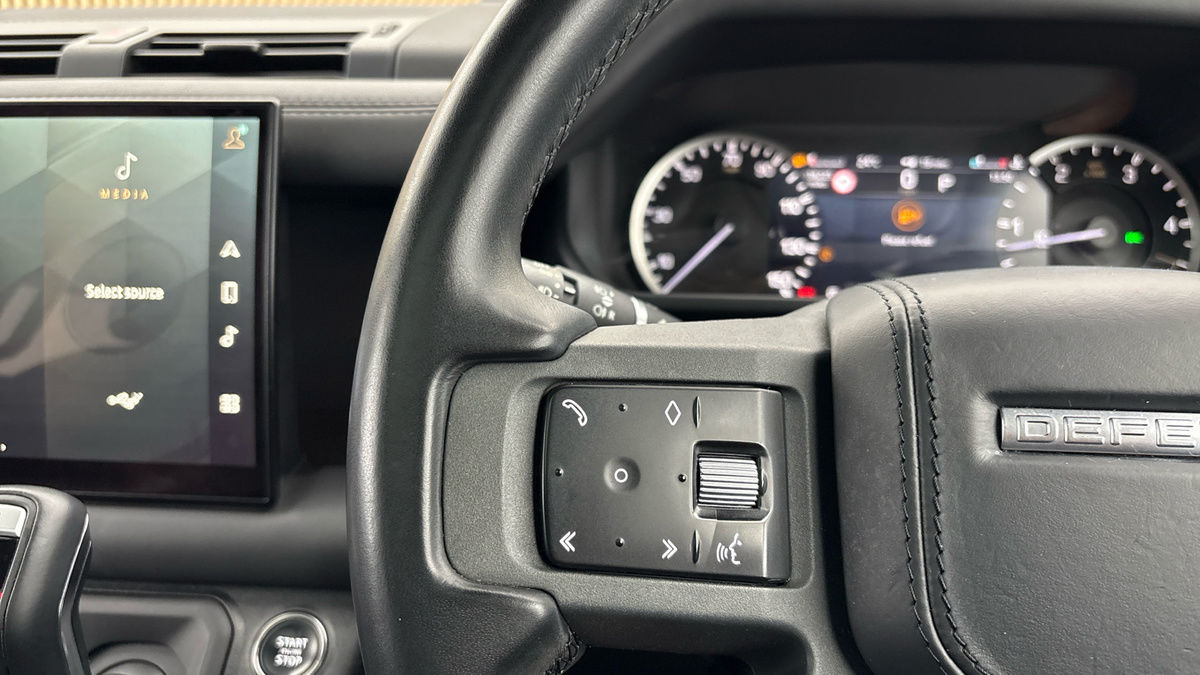 Land Rover Defender 110 Image 13