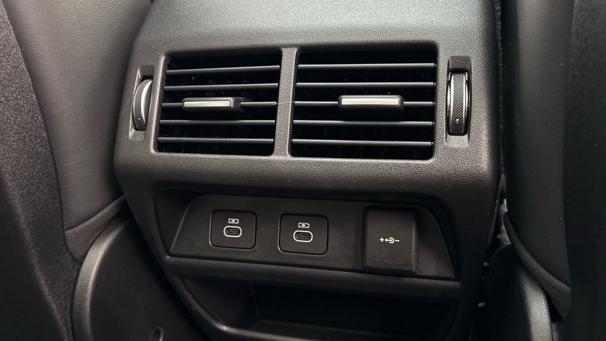 Land Rover Discovery Sport Image 25