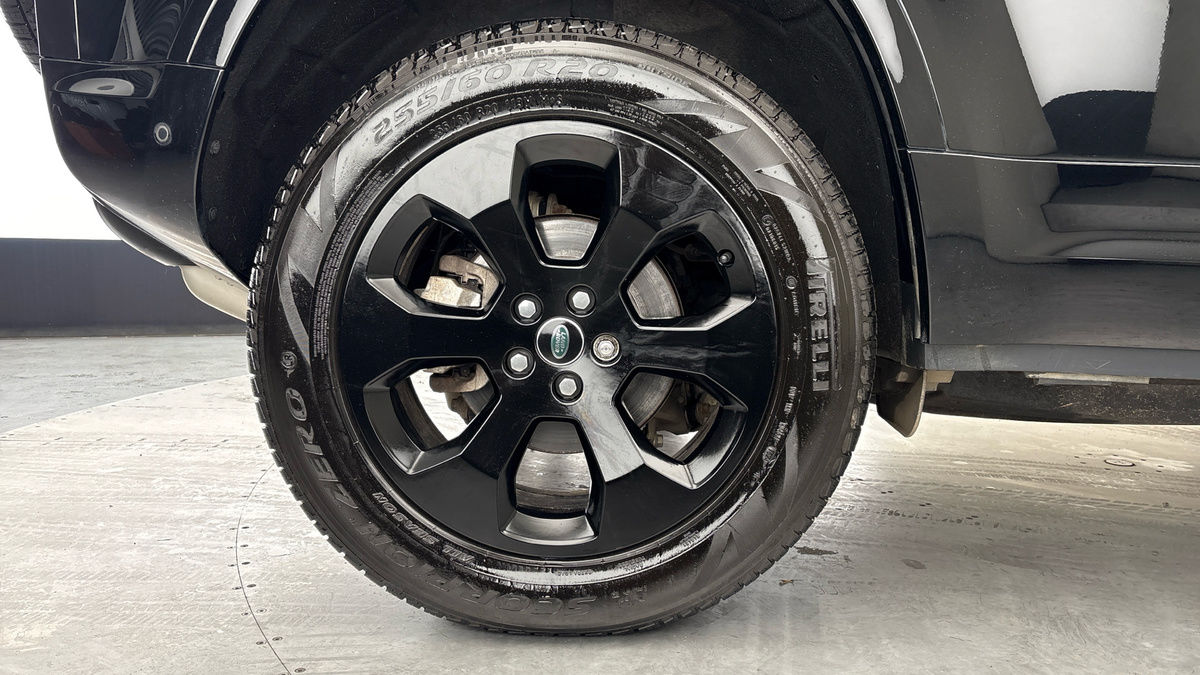 Land Rover Defender 110 Image 10