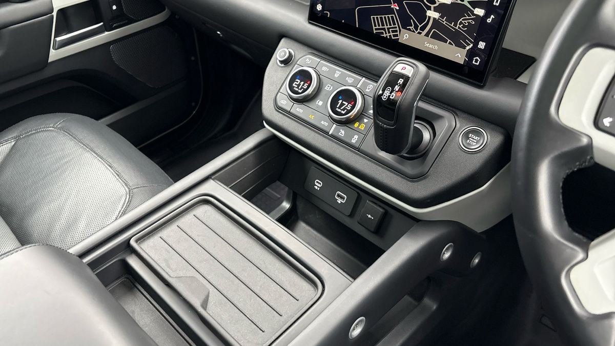 Land Rover Defender 110 Image 18