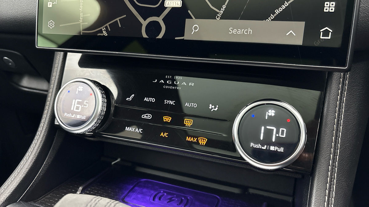Jaguar F-PACE Image 27
