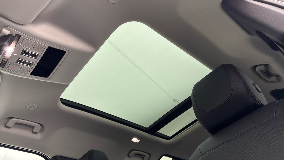 Land Rover Defender 110 Image 6