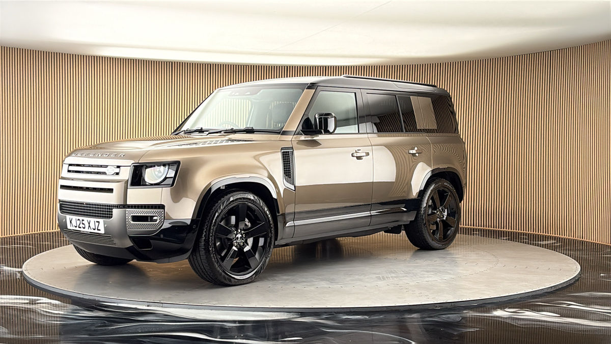Land Rover Defender 110 Image 20