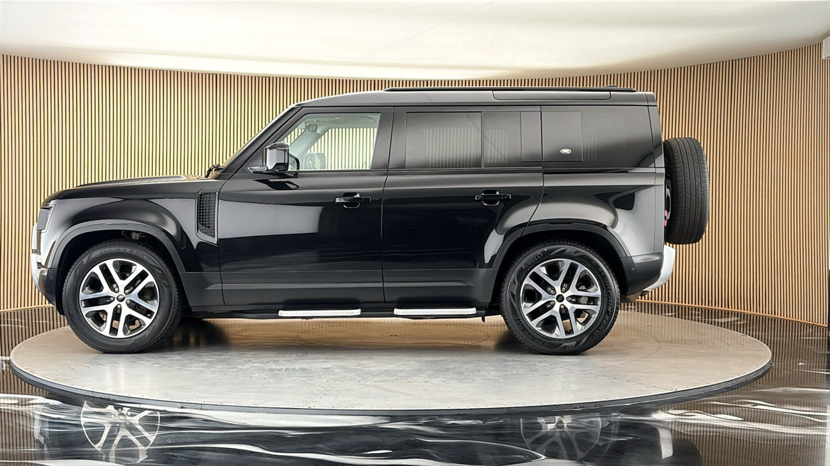 Land Rover Defender 110 Image 15