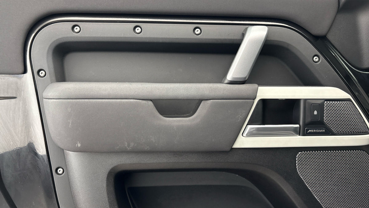 Land Rover Defender 90 Urban Image 19