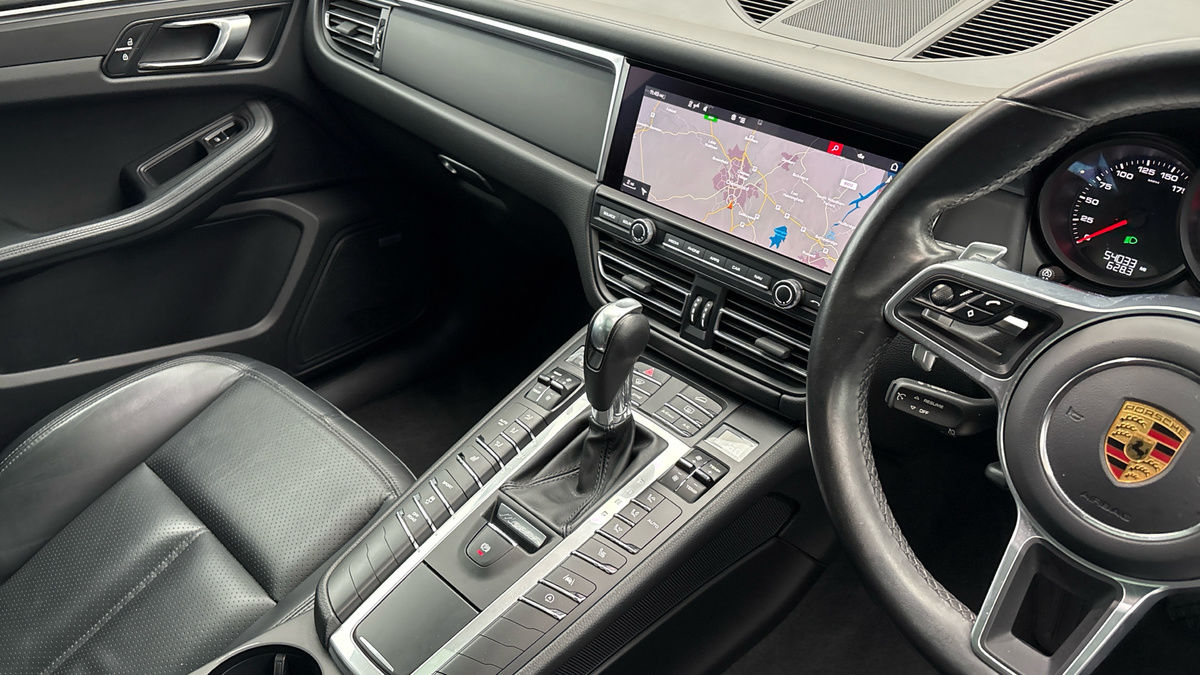 Porsche Macan Image 18