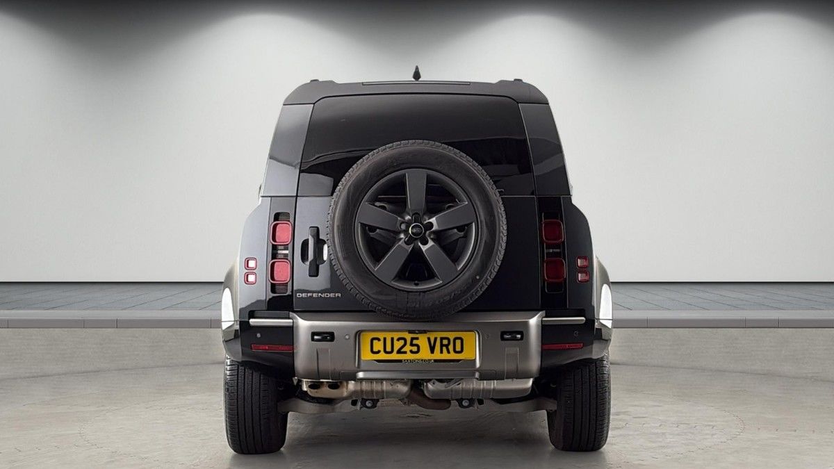 Land Rover Defender 110 Image 4