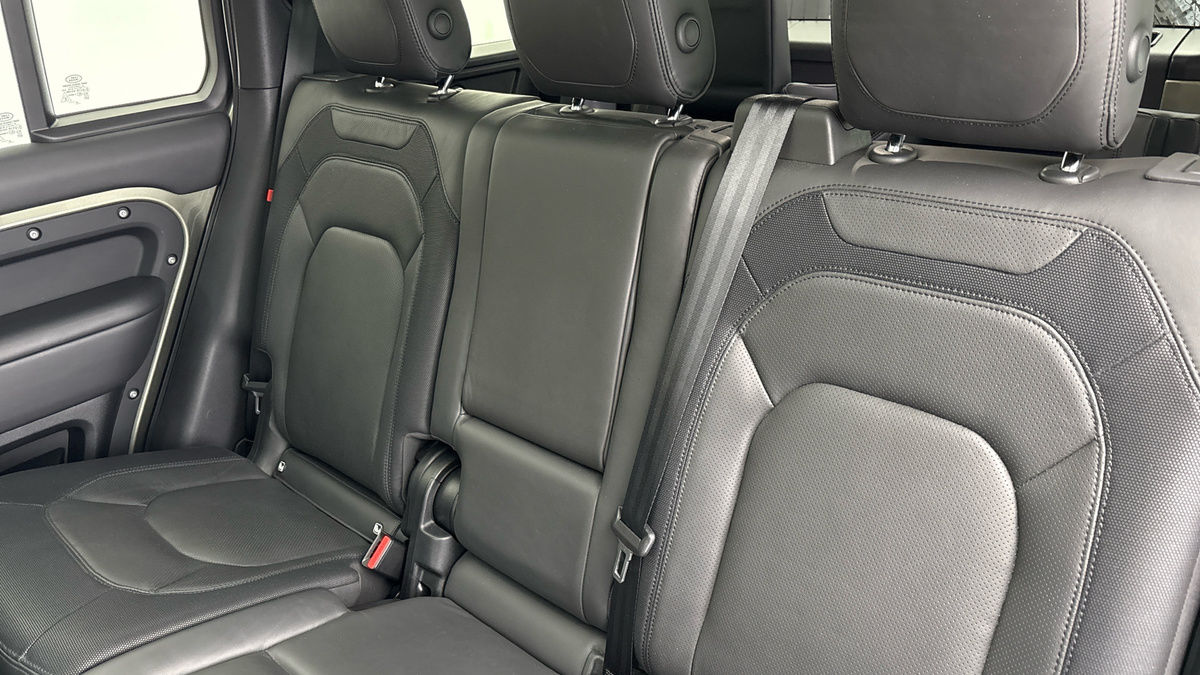 Land Rover Defender 110 Image 8