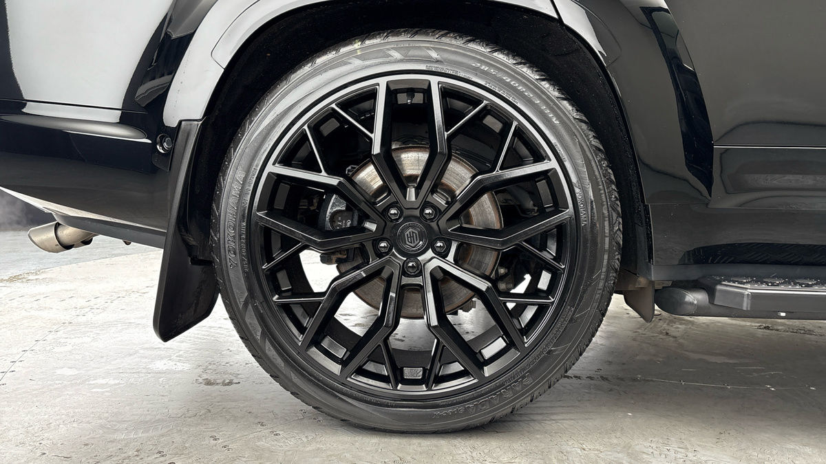 Land Rover Defender 130 Urban Image 10