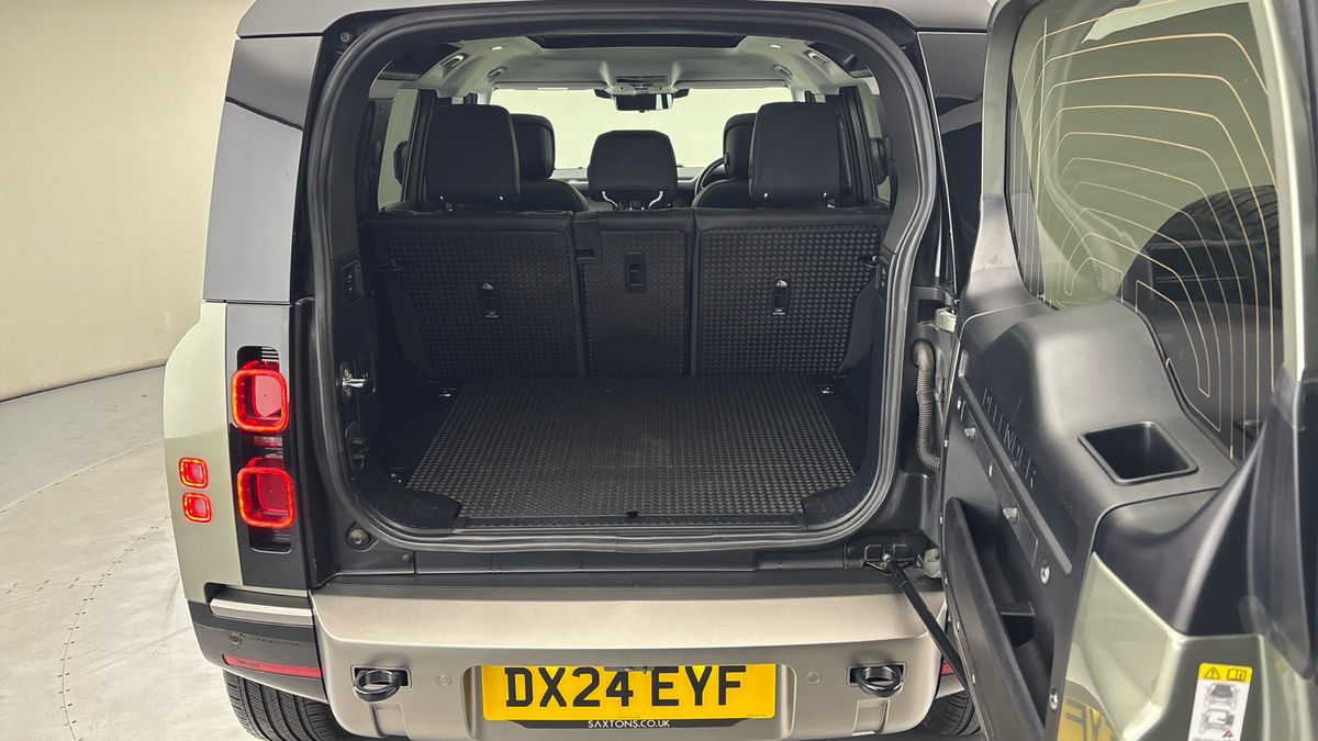 Land Rover Defender 110 Image 11