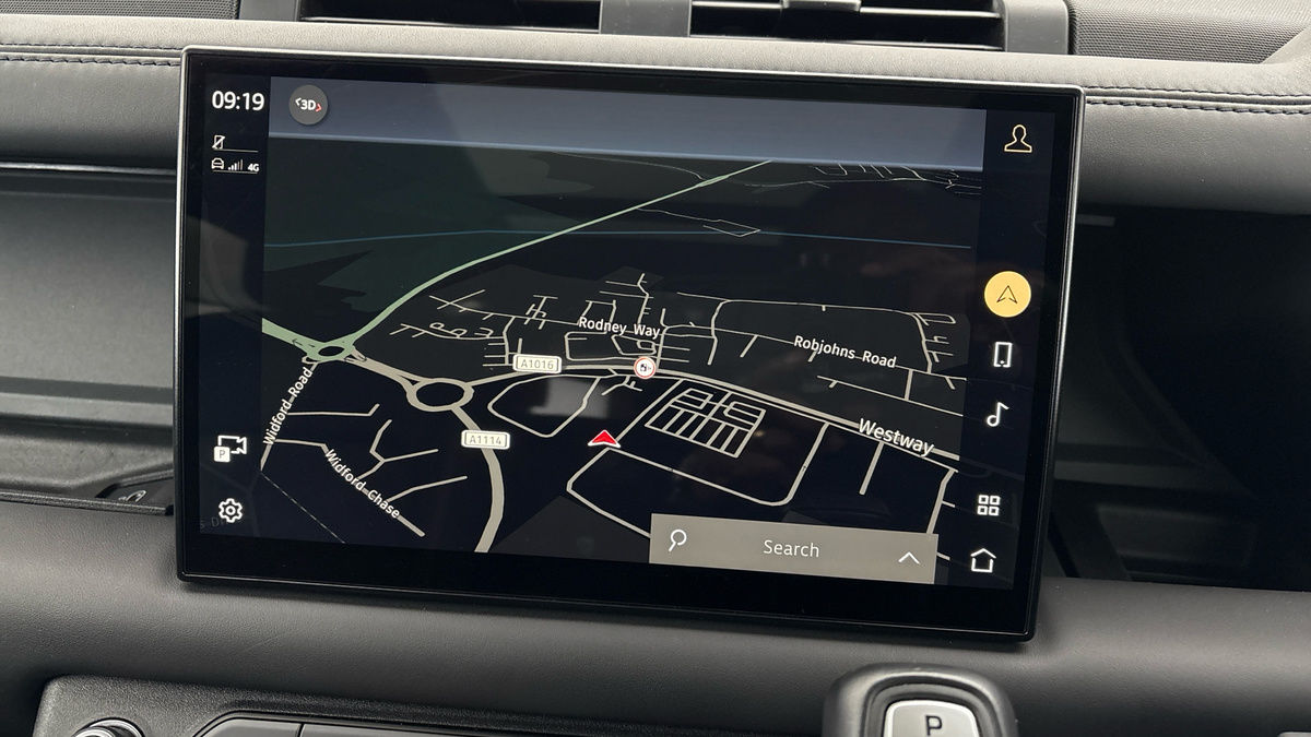 Land Rover Defender 110 Image 17