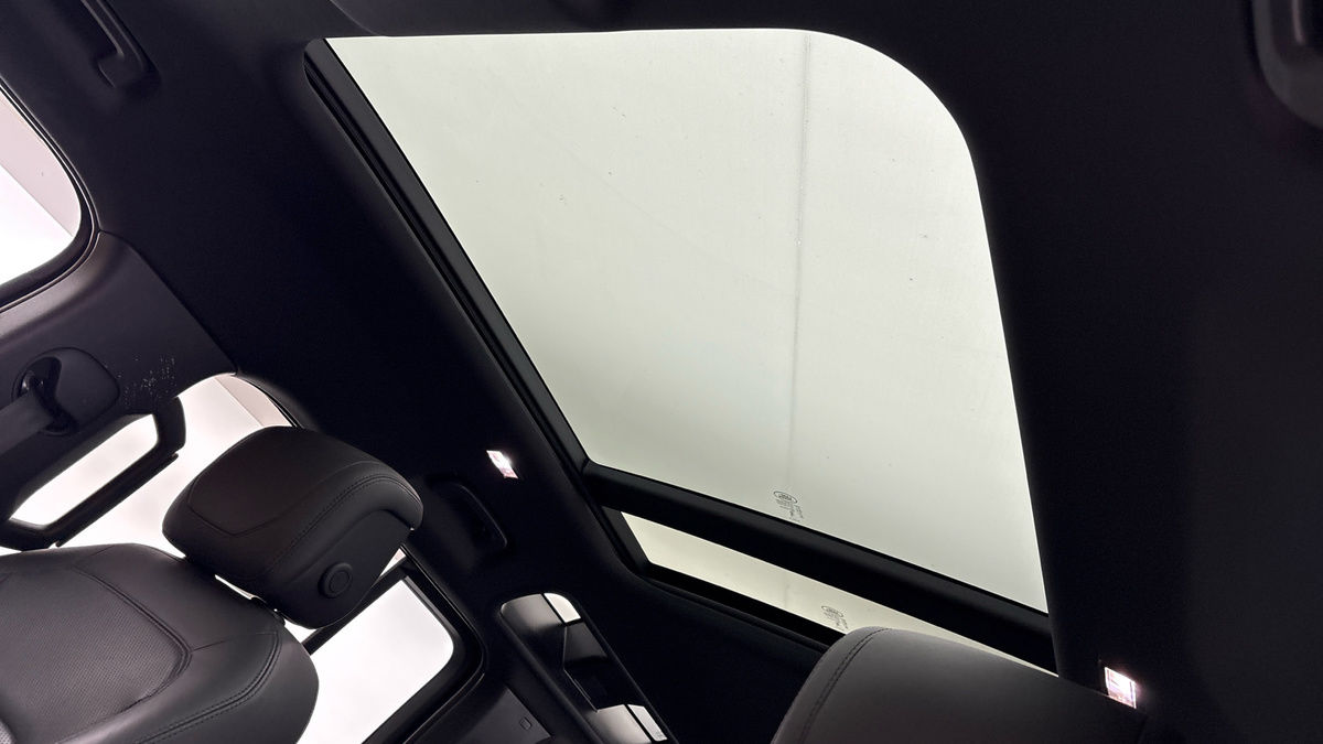 Land Rover Defender 110 Image 6
