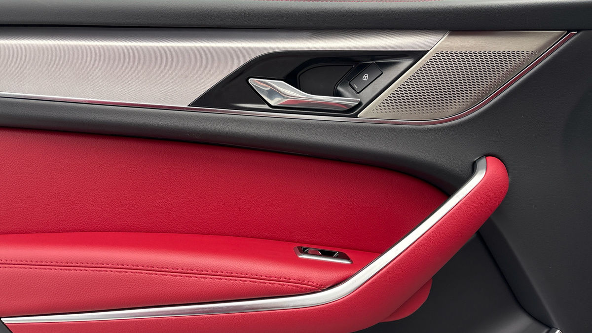 Jaguar F-PACE Image 19