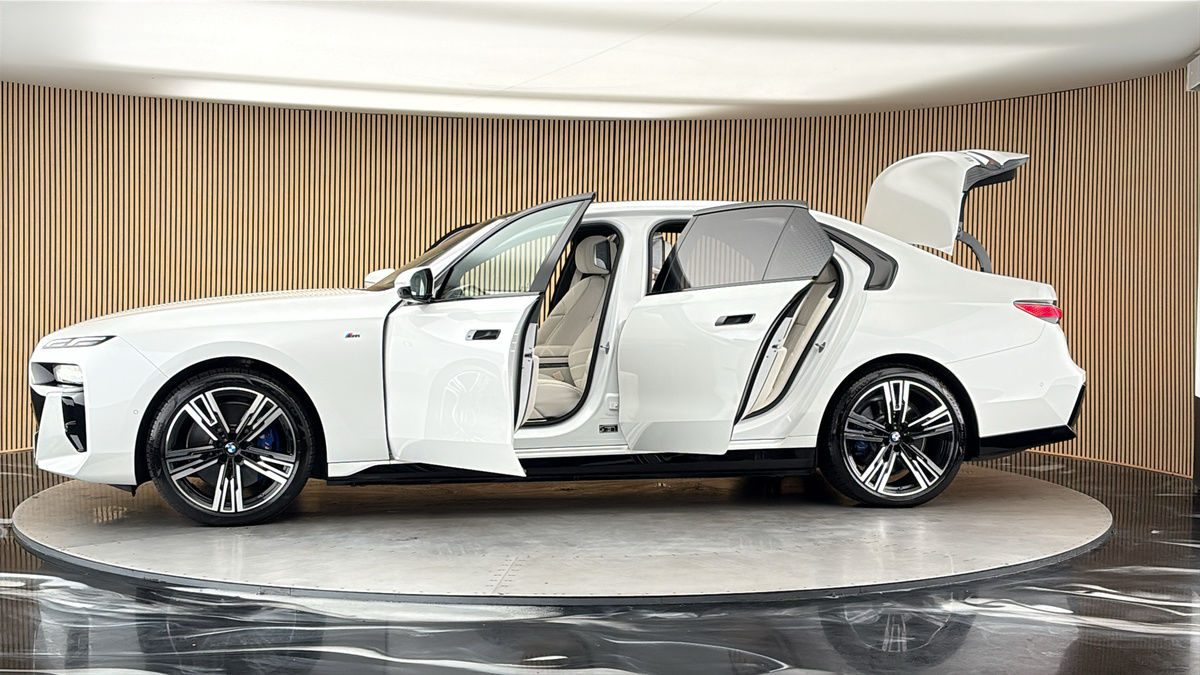 More views of BMW i7