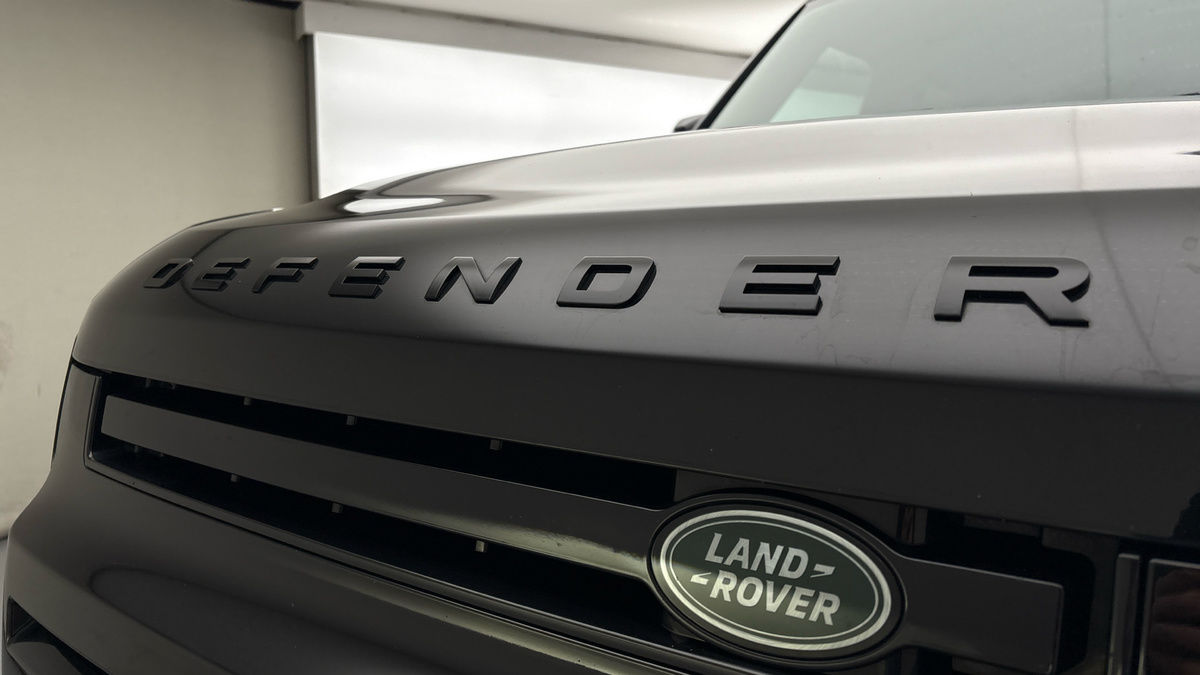 Land Rover Defender 110 Image 24