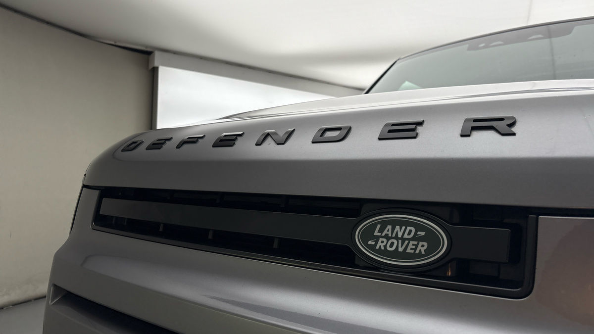 Land Rover Defender 110 Image 24