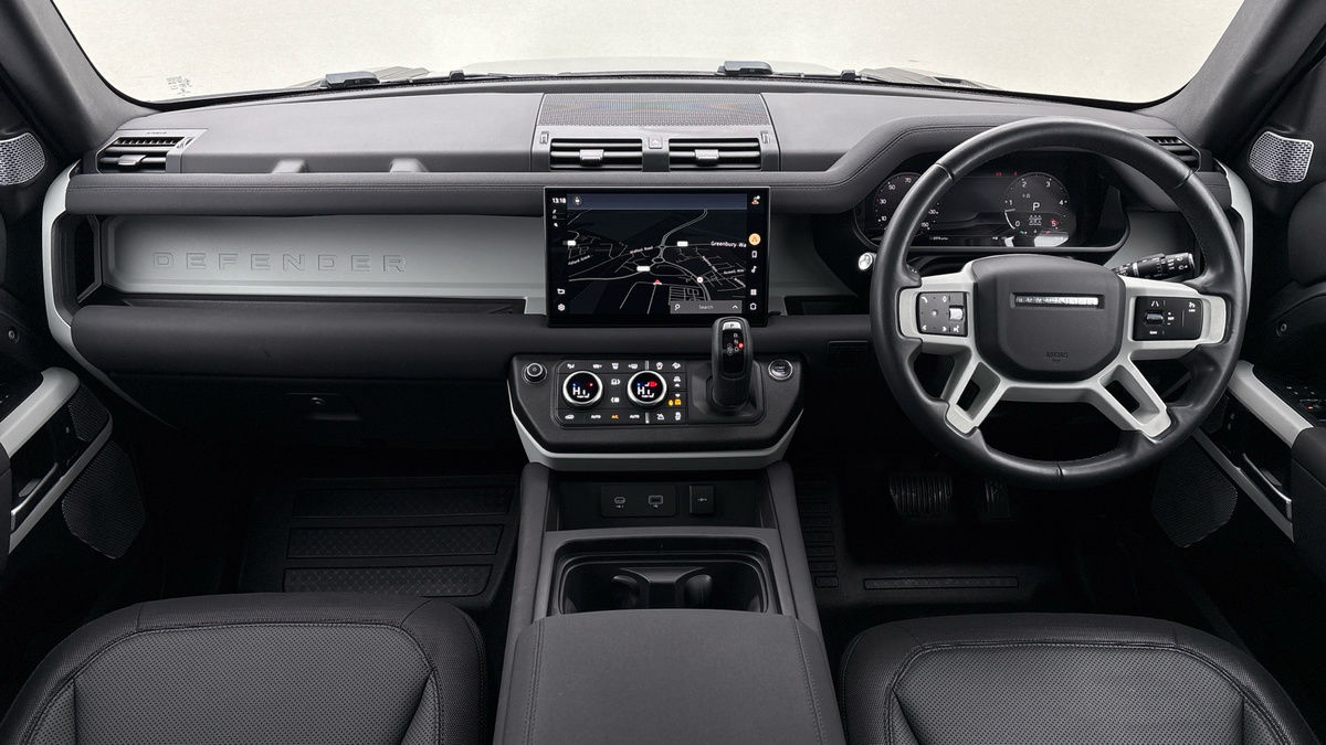 Land Rover Defender 130 Urban Image 12