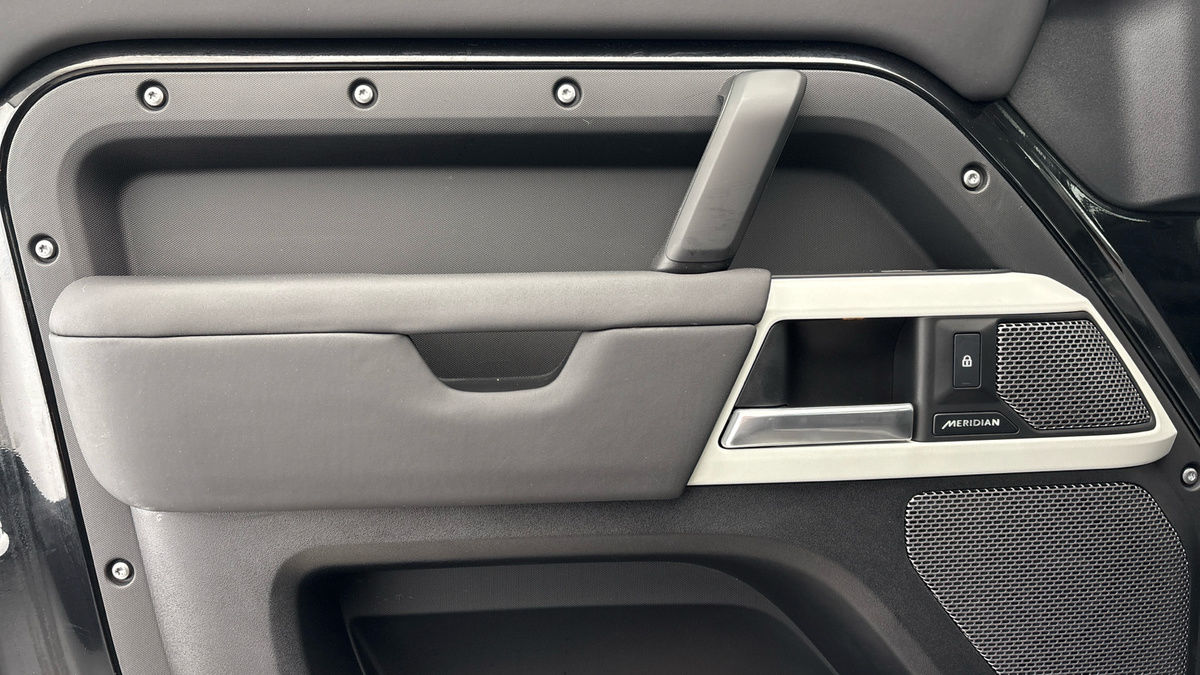 Land Rover Defender 110 Image 19