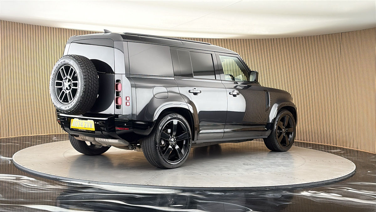 Land Rover Defender 110 Image 21