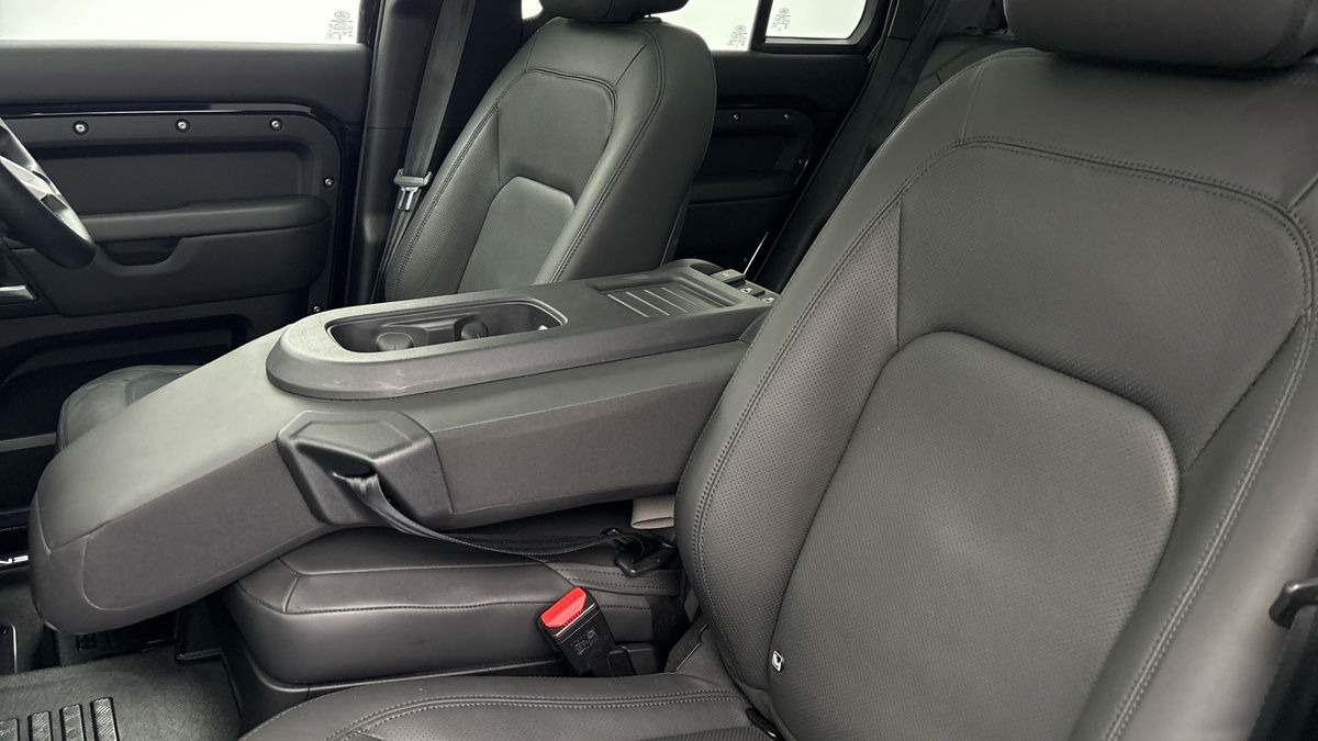 Land Rover Defender 110 Image 25