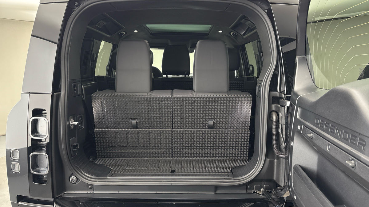 Land Rover Defender 110 Image 11