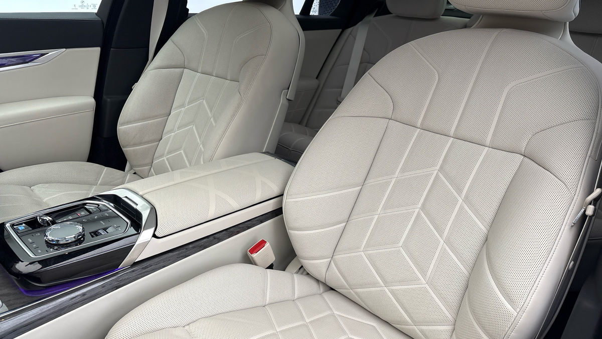 More views of BMW i7