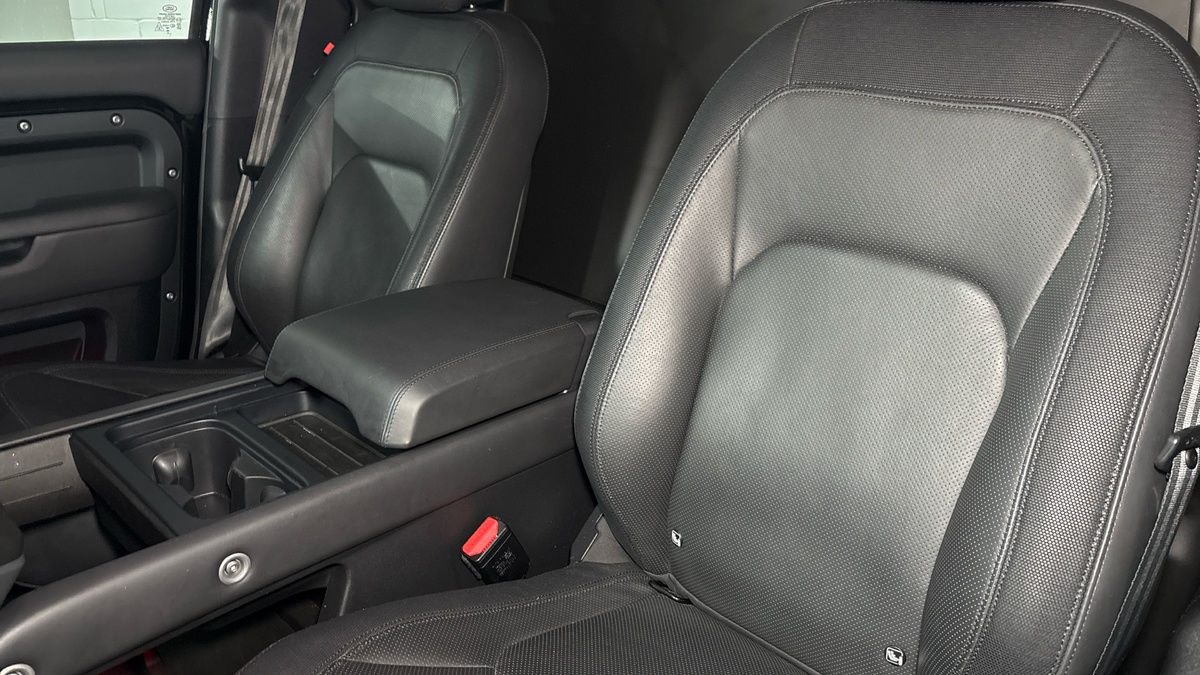 Land Rover Defender 110 Image 7