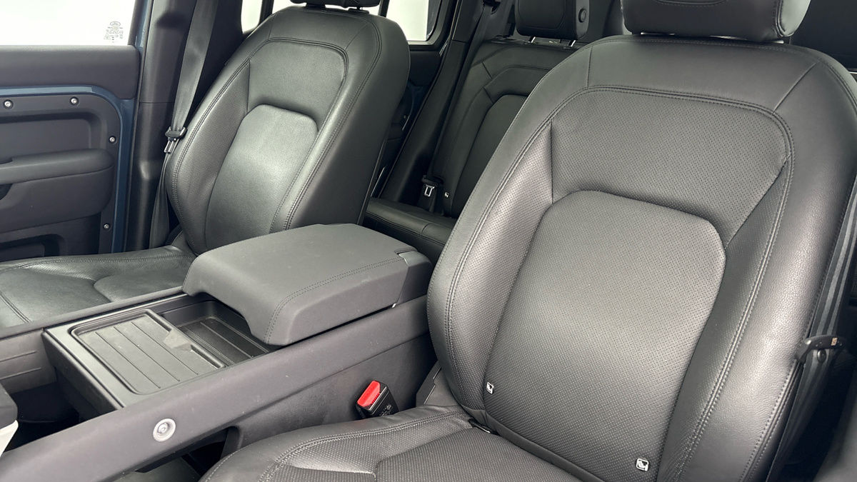 Land Rover Defender 110 Image 7