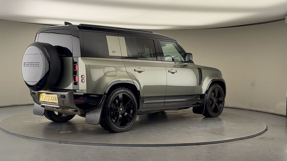 Land Rover Defender 110 Image 21