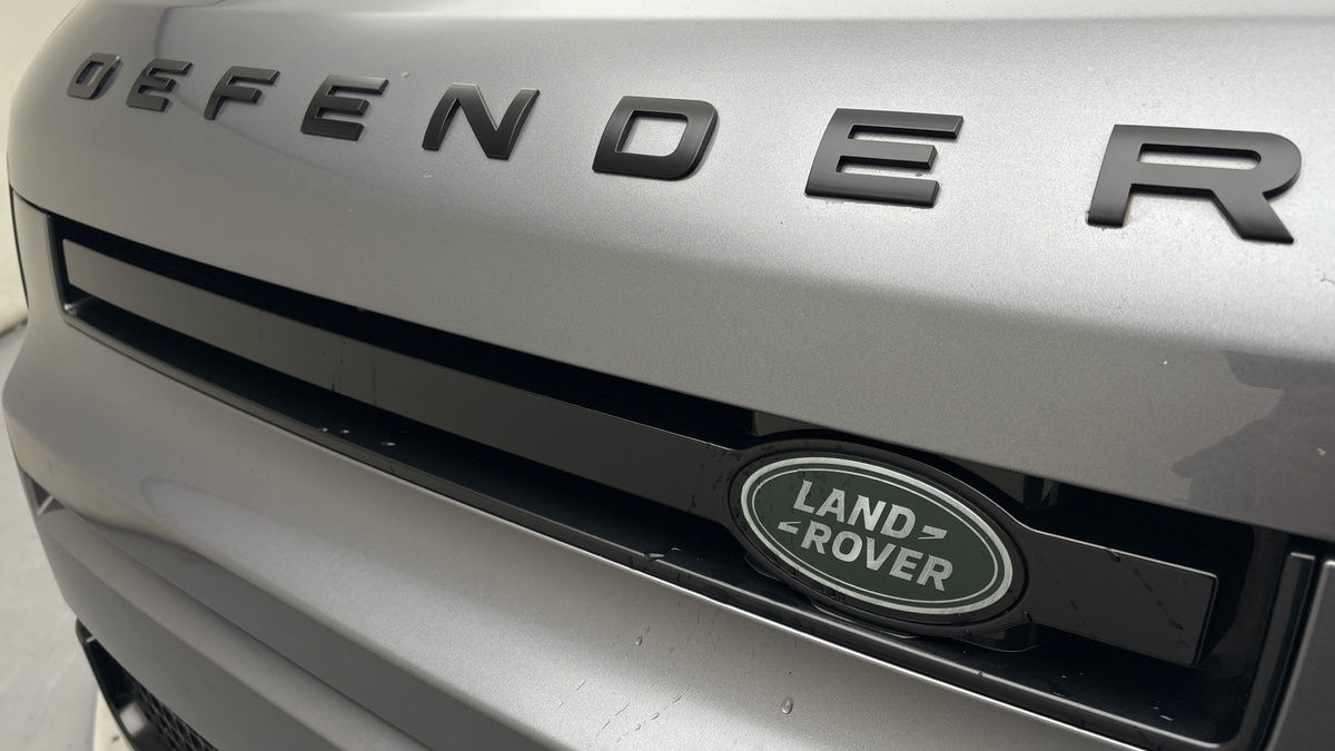 Land Rover Defender 110 Image 24