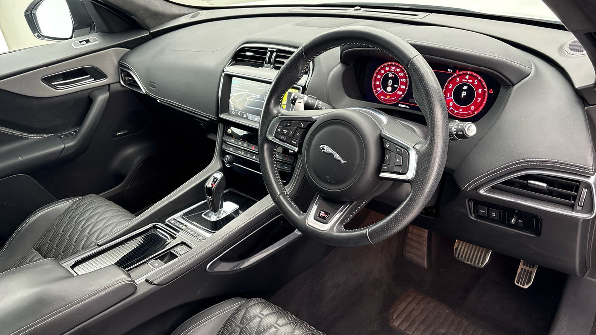 Jaguar F-PACE Image 5
