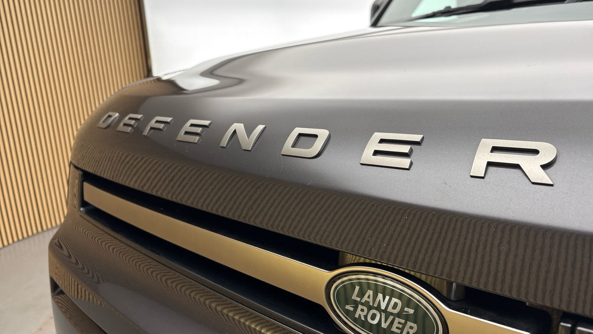 Land Rover Defender 90 Image 24