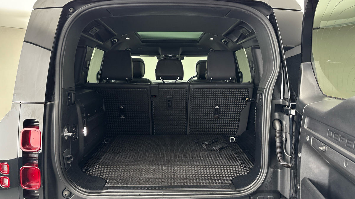 Land Rover Defender 110 Image 11