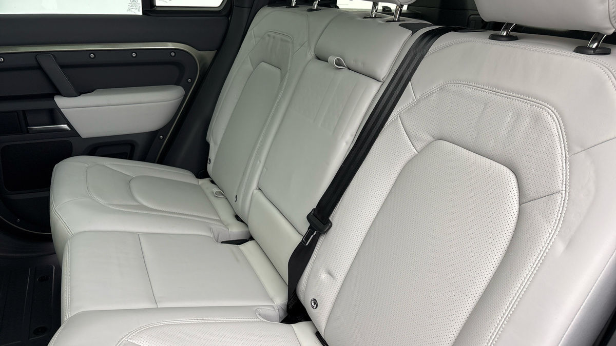 Land Rover Defender 110 Image 8