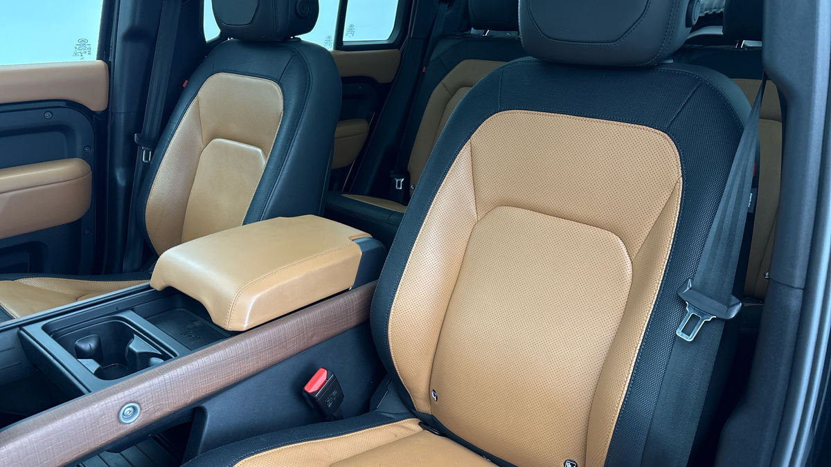 Land Rover Defender 110 Image 7