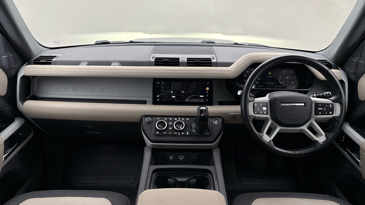 Land Rover Defender 110 Image 12