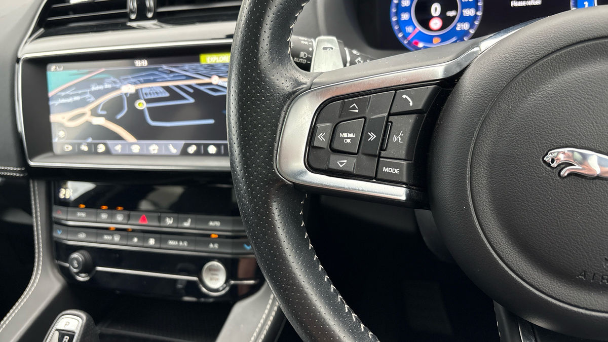 Jaguar F-PACE Image 13