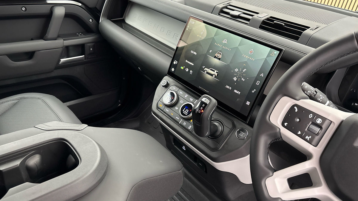 Land Rover Defender 110 Image 18