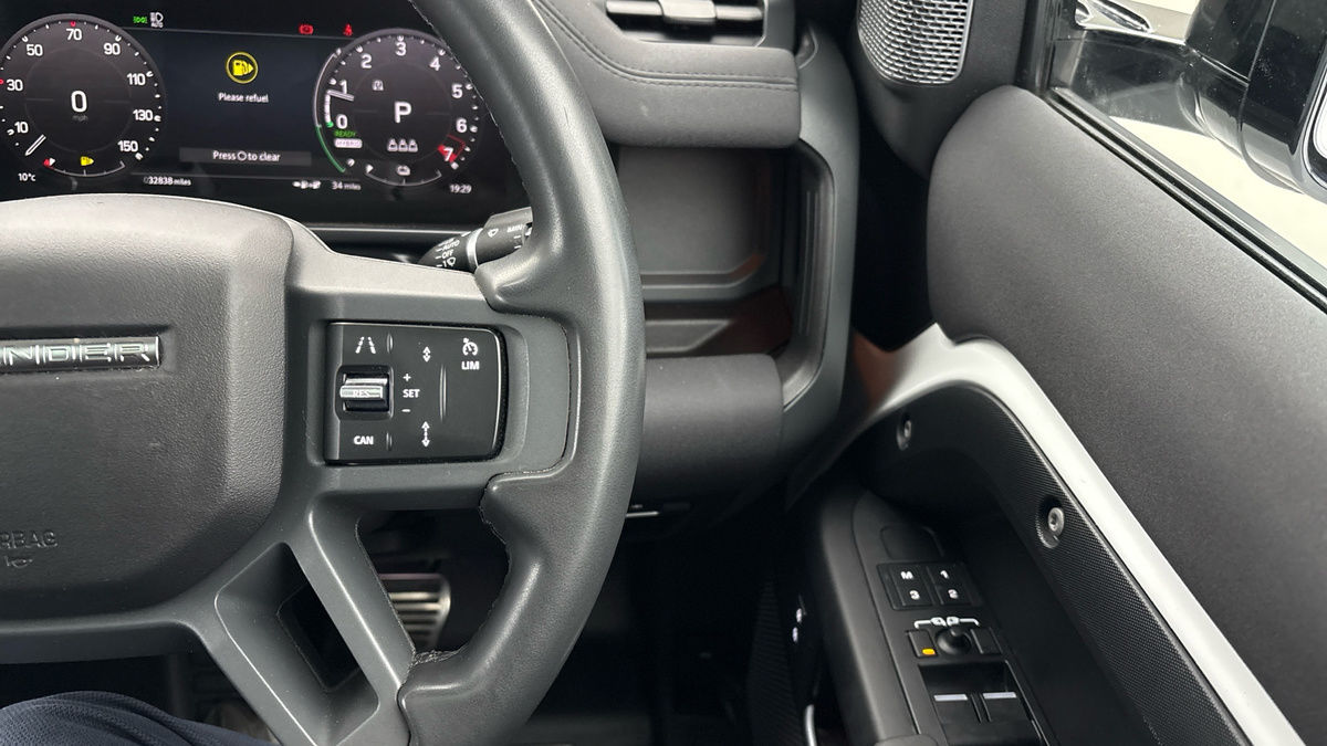 Land Rover Defender 110 Image 14