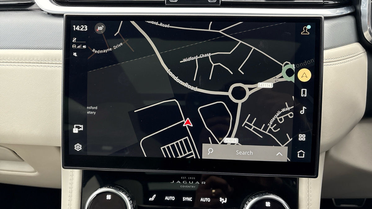 Jaguar F-PACE Image 17