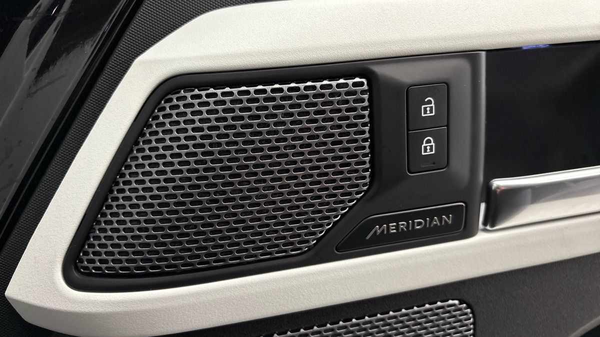 Land Rover Defender 110 Image 25