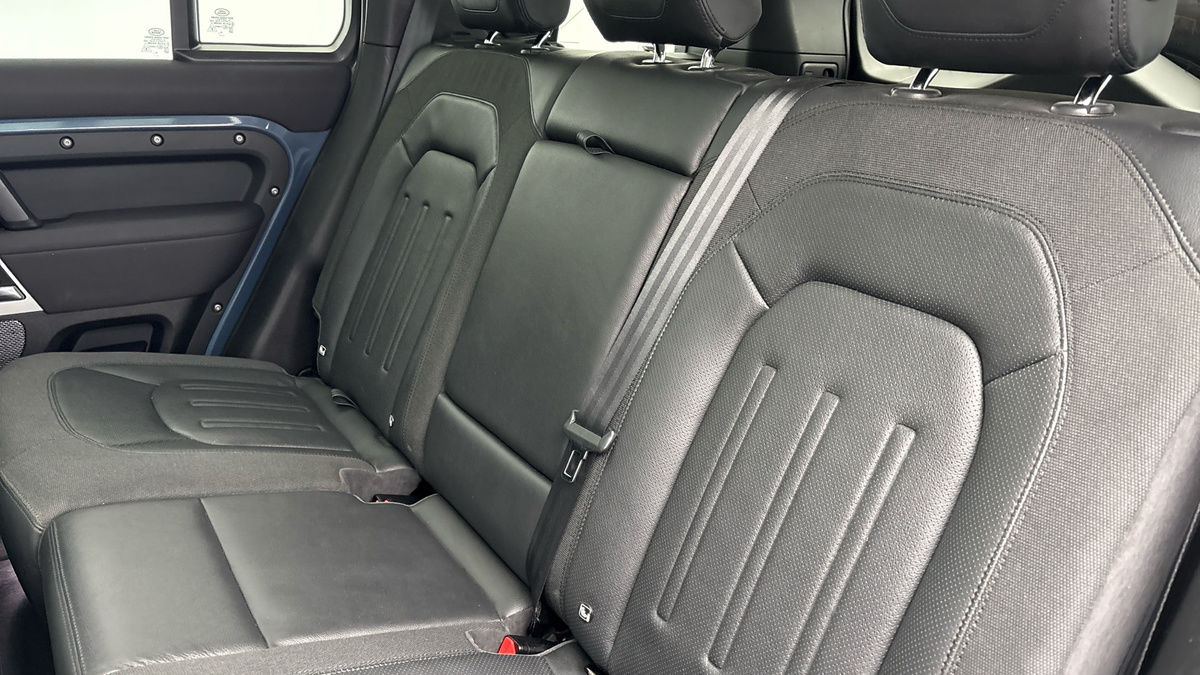 Land Rover Defender 110 Image 8