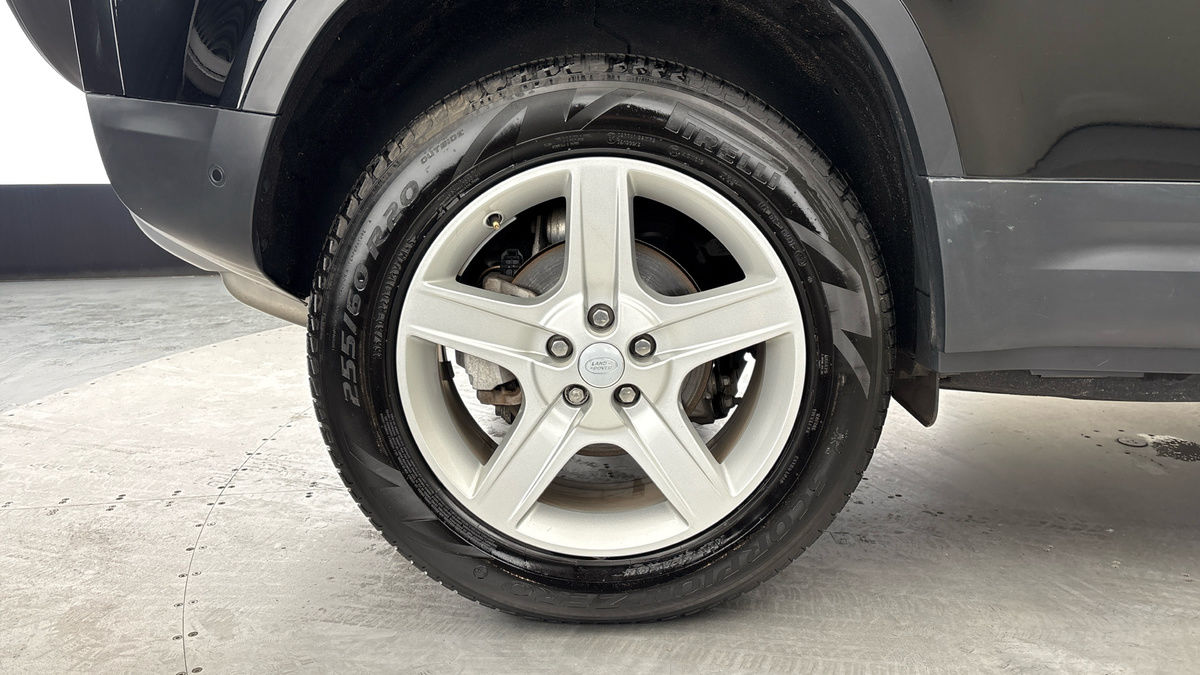 Land Rover Defender 110 Image 19