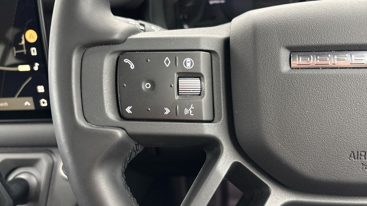 Land Rover Defender 110 Image 13