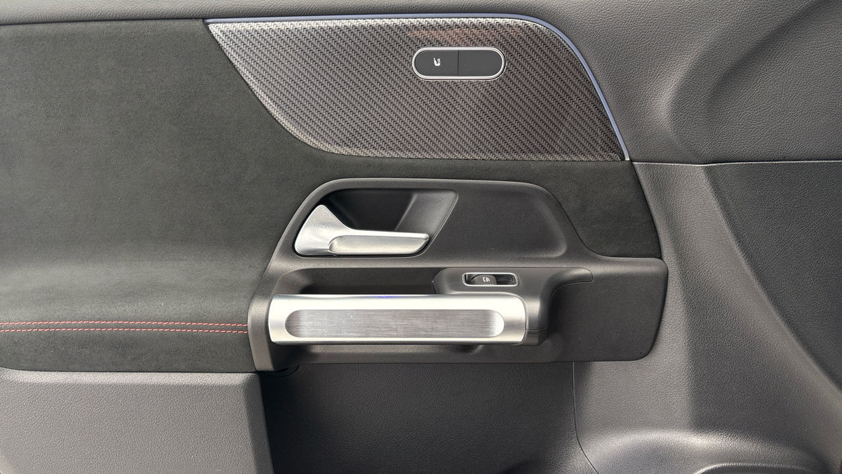 Mercedes-Benz GLB Image 19