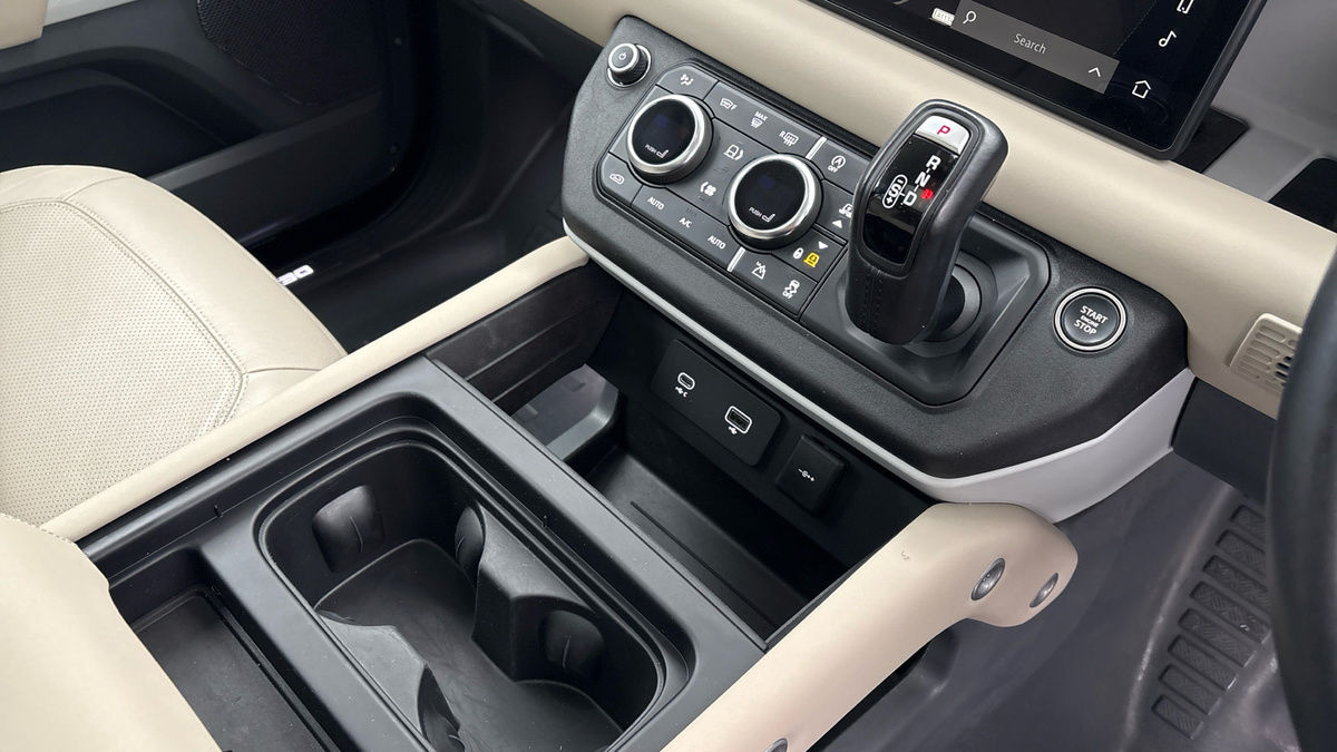 Land Rover Defender 110 Image 18