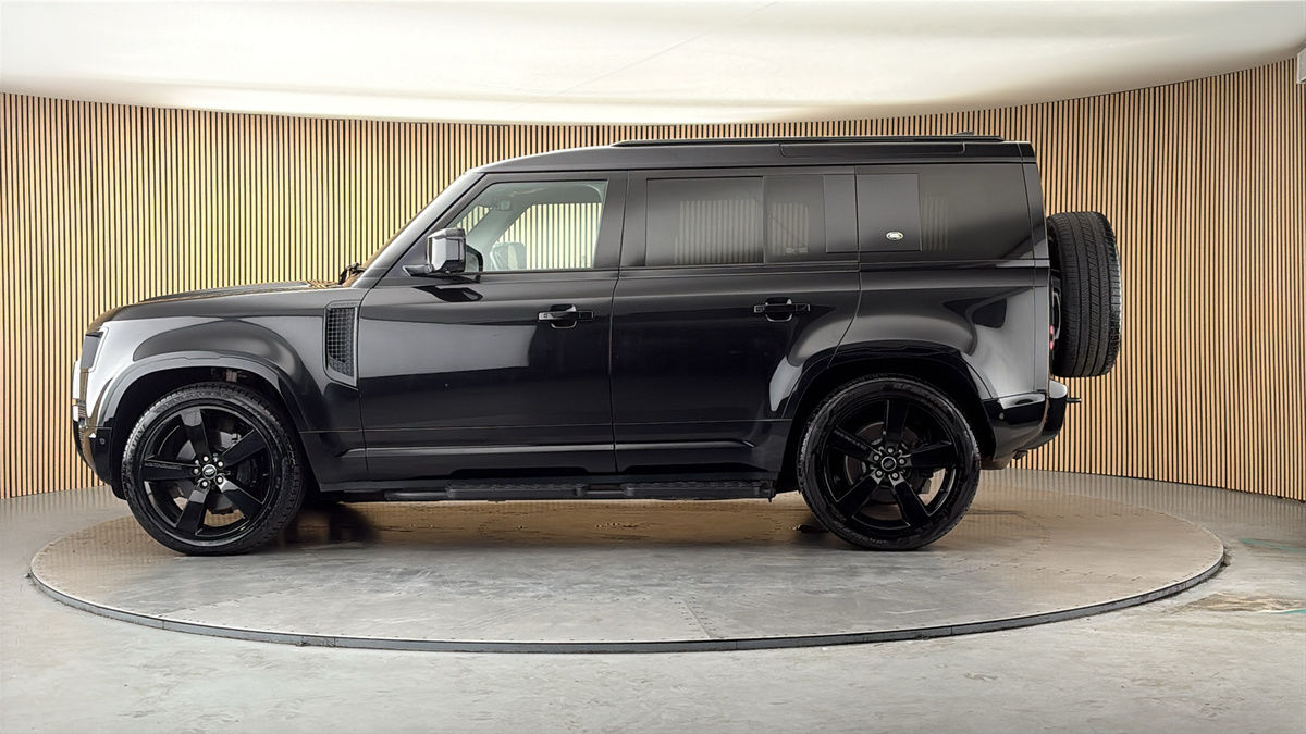 Land Rover Defender 110 Image 15